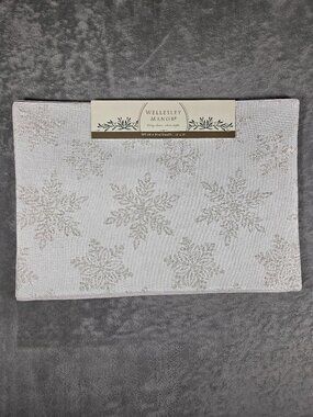NWT Wellesley Manor Holiday Snowflake Placemats Set of 4 Silver White Christmas
